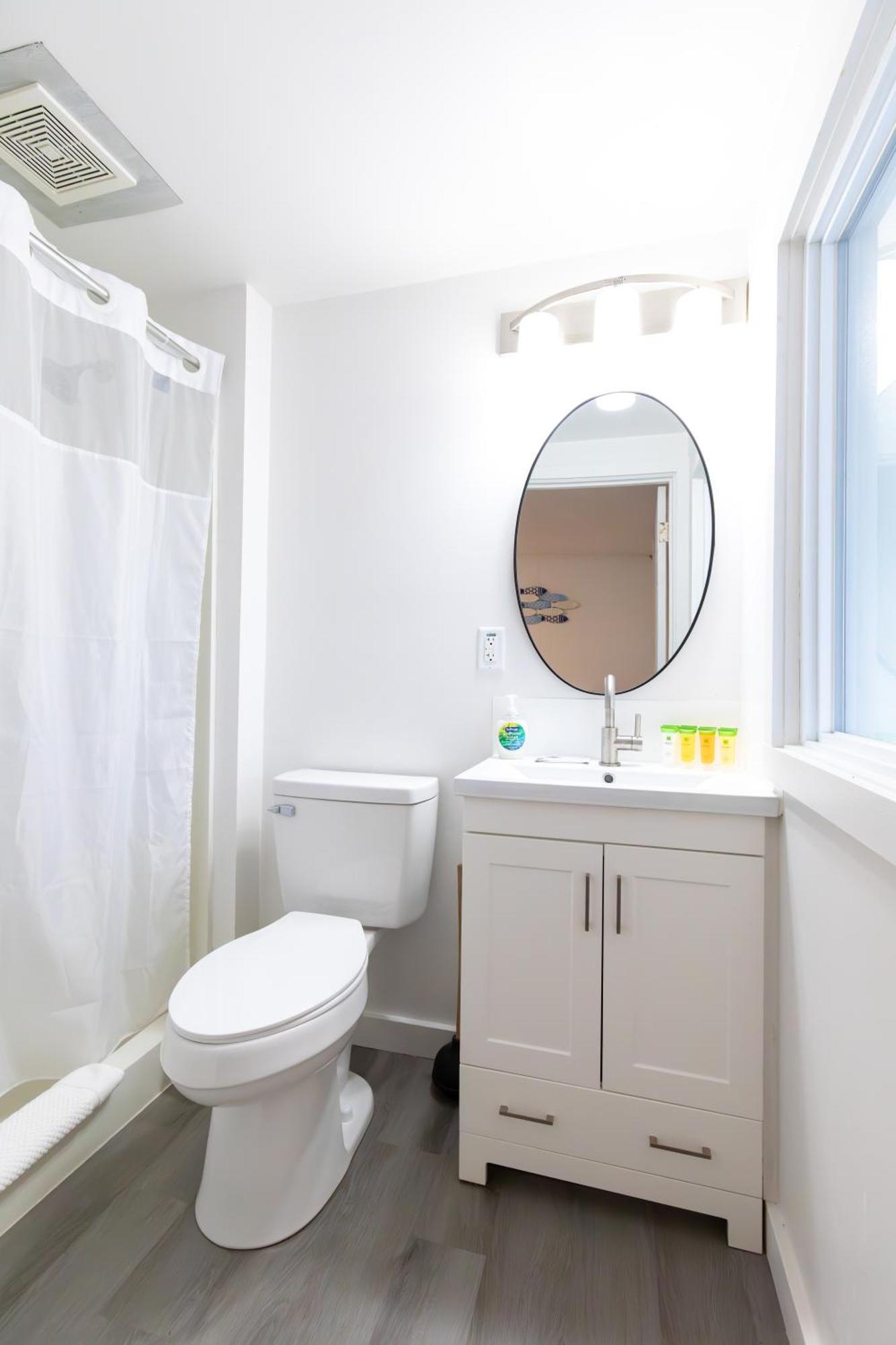 Anchor Bay Inn And Suites Сандъски Екстериор снимка