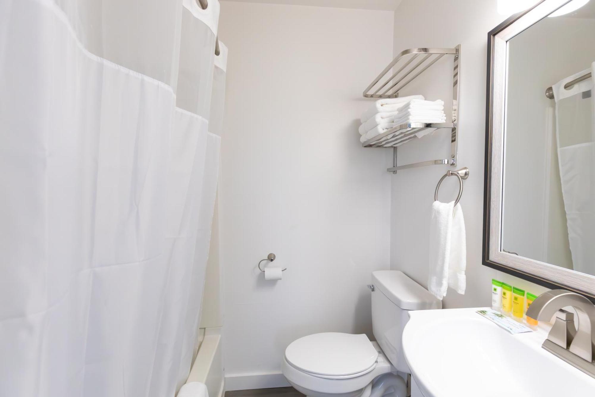 Anchor Bay Inn And Suites Сандъски Стая снимка