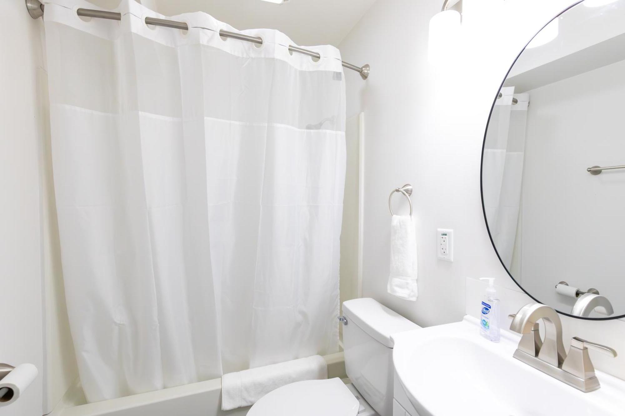 Anchor Bay Inn And Suites Сандъски Стая снимка
