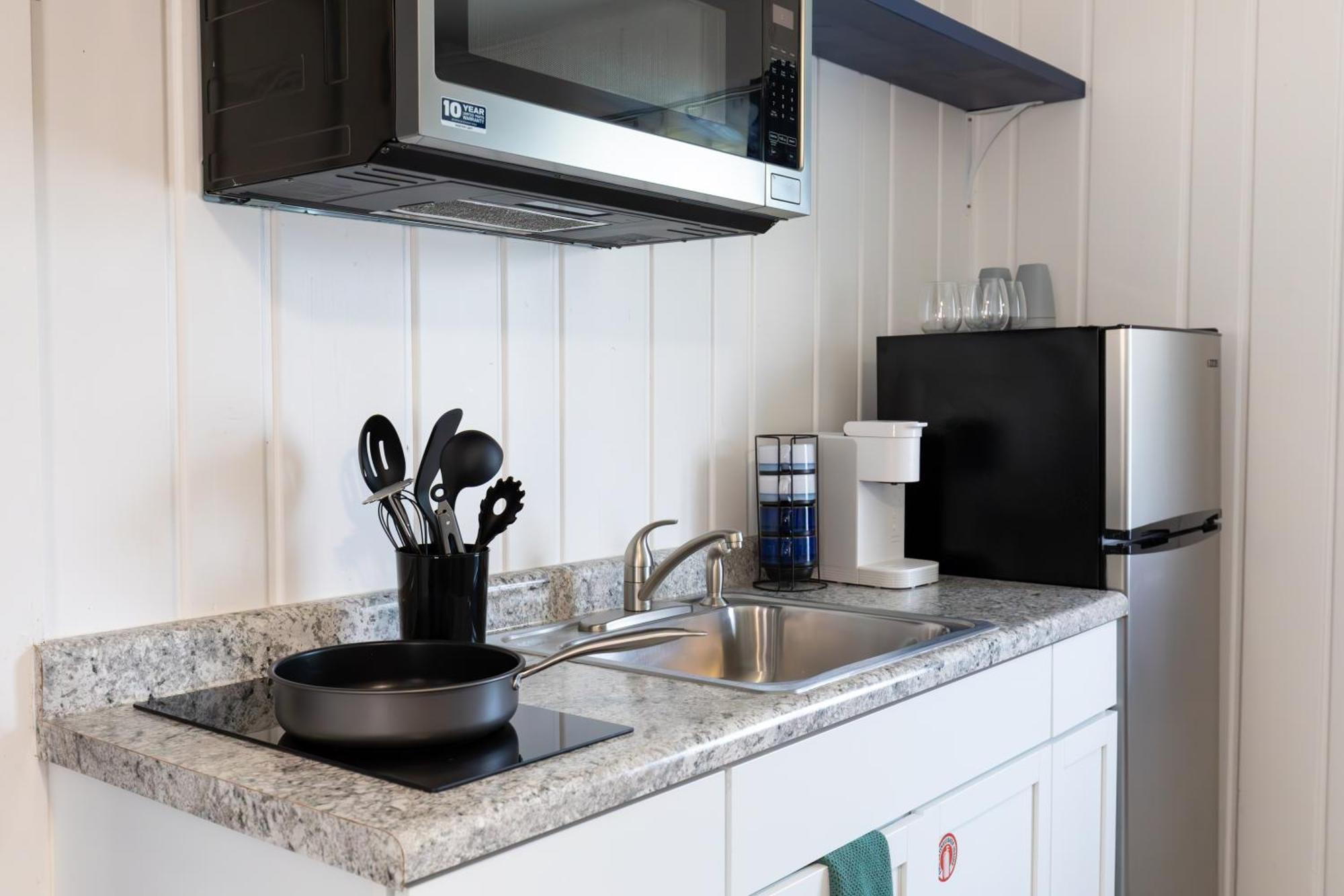Anchor Bay Inn And Suites Сандъски Стая снимка