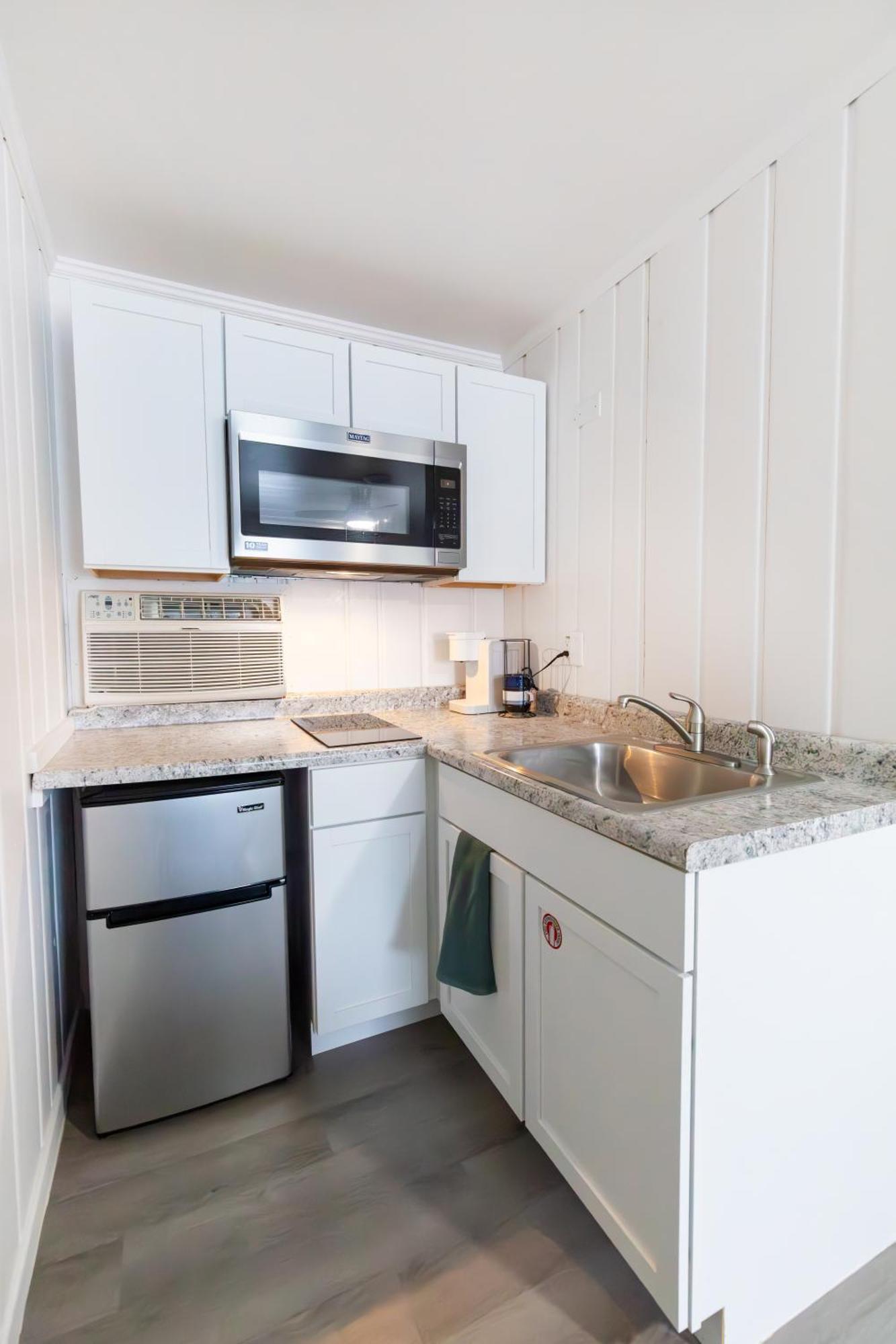 Anchor Bay Inn And Suites Сандъски Стая снимка