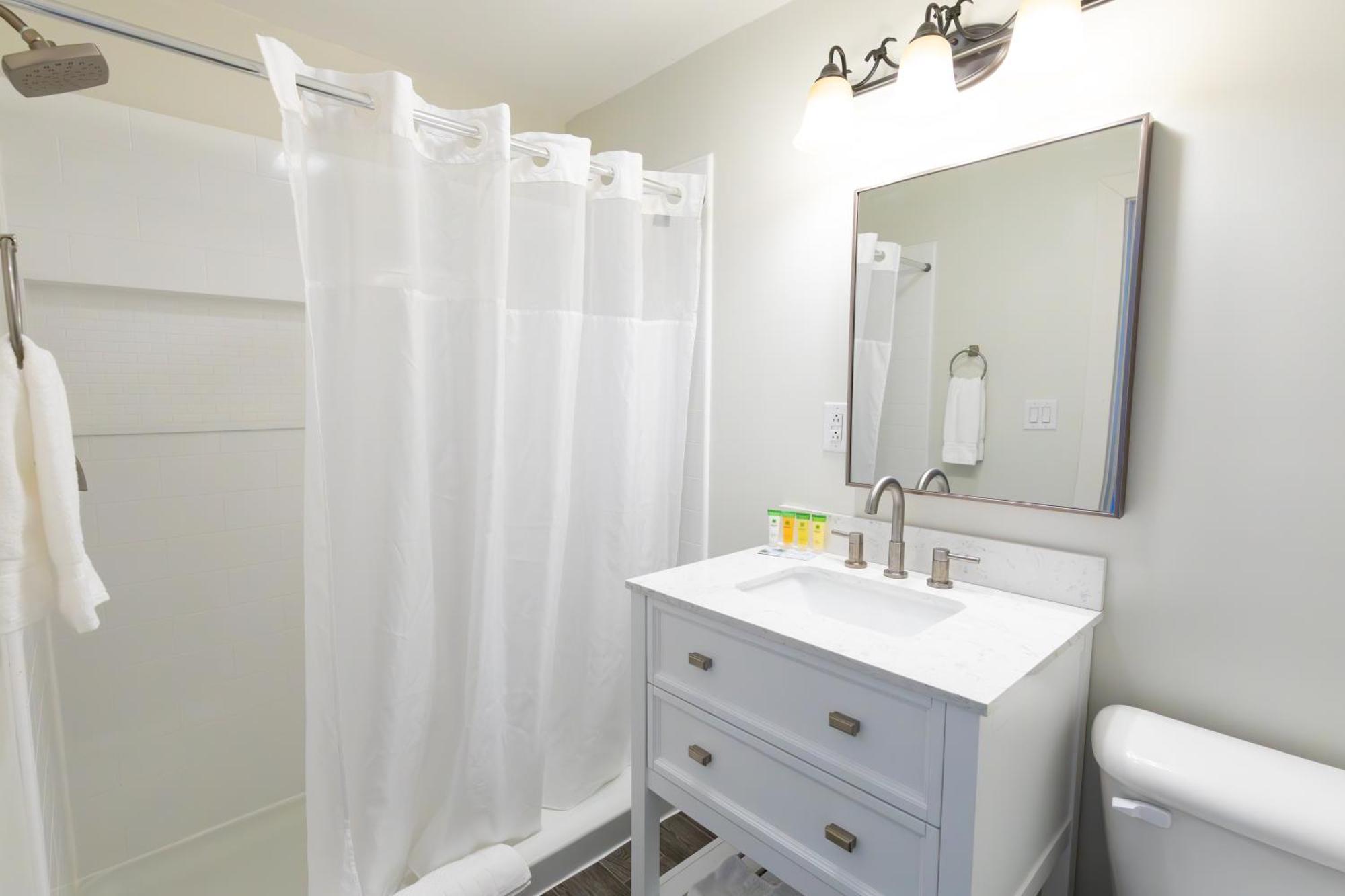 Anchor Bay Inn And Suites Сандъски Екстериор снимка
